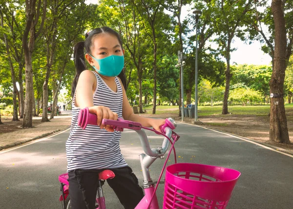 Menina Asiática Vestindo Proteção Facial Máscara Facial Prevenção Coronavírus Sentado — Fotografia de Stock