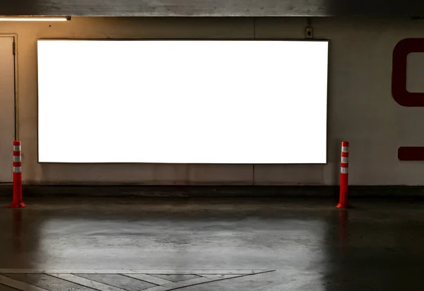 Reklam için boş yatay dijital pankart, alışveriş merkezinin otoparkının duvarında büyük dijital boş pankart.