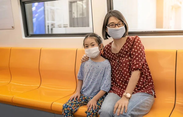 Retrato Mãe Asiática Tailandesa Filha Sentada Trem Céu Bangkok Tailândia — Fotografia de Stock