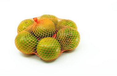 Süpermarkette satılmak üzere portakal ya da mandalina grubu ya da eko ağ torbası, beyaz arkaplanda görüntü.