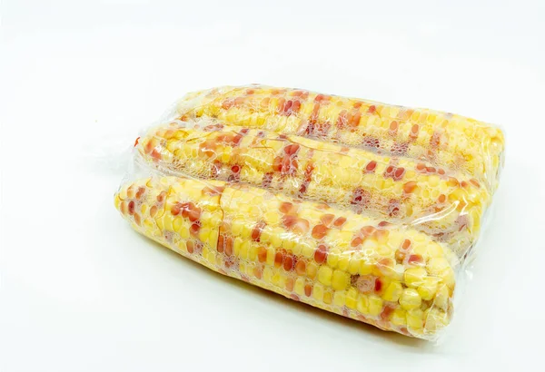 被煮沸的有机甜玉米或蜡质玉米 放在清洁的塑料袋中出售 白色背景的透明塑料袋中的形象煮熟的蜡质玉米 — 图库照片