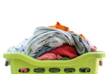 Beyaz arka planda plastik sepetin içinde izole edilmiş kullanılmış kumaş, plastik sepetin tepesini kapatın ve yeşil sepetin önü olan bez kullanın..