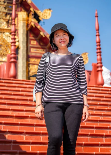 Портрет Азиатской Туристической Женщины Красивом Храме Таиланда Вертикальное Изображение Среднего — стоковое фото