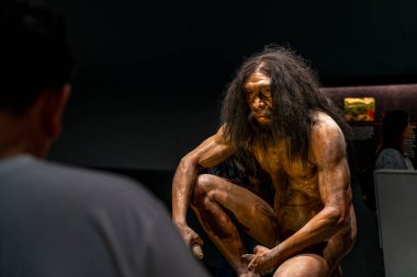 Pathumthani, Tayland - 31 Aralık 2020 Tarihöncesi insan oturma modelinin gerçekçi modeli, Praram 9 müzesinde veya Tayland 'ın en büyük müzesi olan Ulusal Bilim Müzesi' nde.