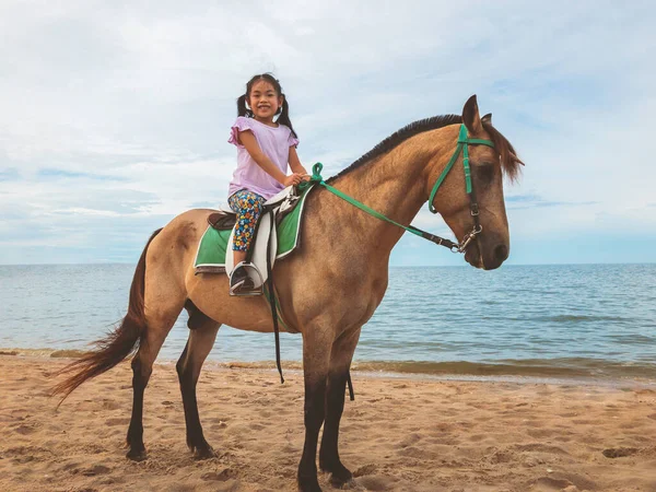 Портрет Азиатская Девочка Верхом Лошади Пляже Таиланда Вечером Фоне Моря — стоковое фото