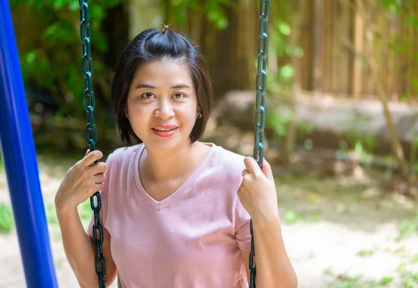 Портрет Усміхненої Азіатської Жінки Дитячому Ігровому Майданчику Азіатська Жінка Середнього — стокове фото
