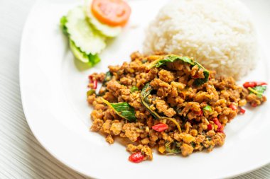 Pad Kra Prow Moo Sub ya da kızarmış domuz eti, fesleğen, biber, sarımsak ve sos. Beyaz pirinçli popüler Tayland baharatlı yemekleri..