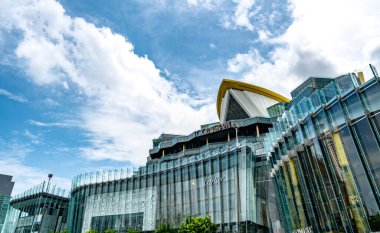 Bangkok, Tayland - 16 Ağustos 2020: Icon Siam, Chao Phraya Nehri kıyısındaki modern ve lüks alışveriş merkezi. Alçak melek manzaralı cam bina, arka plan güzel mavi gökyüzü ve bulut.