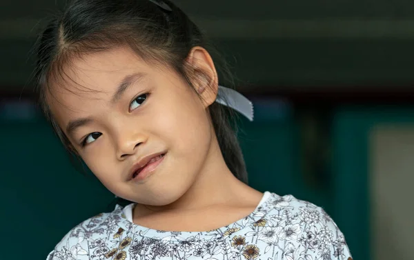 Zblízka Asijské Dítě Dívka Roztomilou Tvář Pocit Jasné Oči Při — Stock fotografie