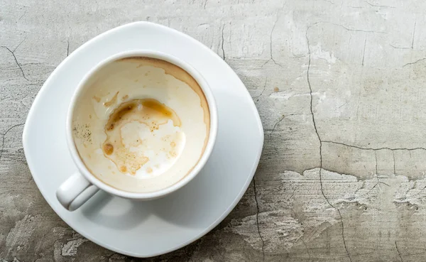 Draufsicht Leere Weiße Tasse Heißen Kaffees Auf Rissiger Grauer Betonoberfläche — Stockfoto