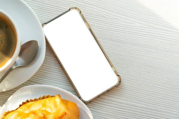 Piso Tendido Teléfono Inteligente Vacío Mesa Con Café Caliente Merienda —  Fotos de Stock