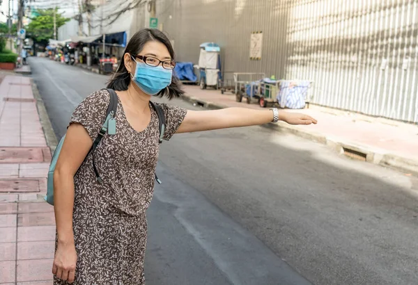 Asiático Turista Mulher Saúda Táxi Táxi Bangkok Tailândia Mulher Vestindo — Fotografia de Stock