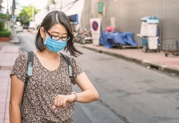 Mulher Meia Idade Asiática Olhando Para Seu Relógio Rua Urbana — Fotografia de Stock