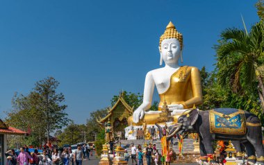 Chiang Mai, Tayland - 26 Aralık 2018: Wat Phra That Doi Kham veya Phra That Doi Kham tapınağındaki Büyük Buda heykeli. Birçok turist tapınağı ziyaret eder.