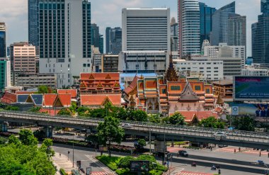 Bangkok, Tayland - Ekim 01, 2020: Wat Hua Lamphong ya da Hua Lamphong tapınağının manzarası. Eski geleneksel Tayland inşaat sanatı ile tapınağı çevreleyen modern bina arasındaki zıtlık.