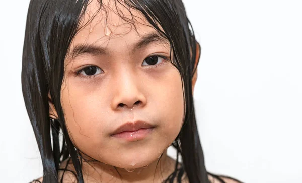 배경의 아시아 소녀의 얼굴을 클로즈업 차가운 얼굴과 감정을 어린이 머리와 — 스톡 사진