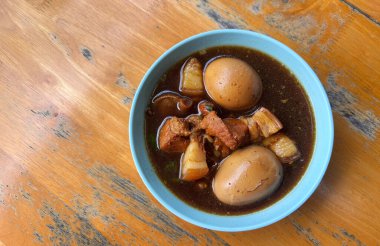 Tatlı Kahverengi Çorbada Kaynamış Yumurta ya da Doğal Işıklı Beş Baharatlı Yumurta, ya da Tayland dilinde Kai Paloh. Sağlıklı Asya yemekleri..