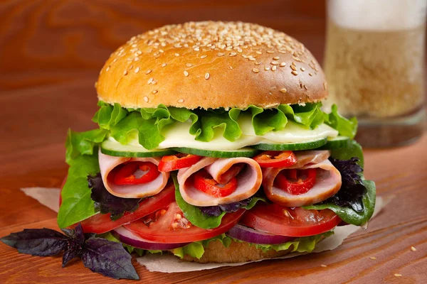 Burger Szendvics Hamburger Sonka Zöldség Zöldek Sajt Gyorsétterem Kenyér Uborka — Stock Fotó