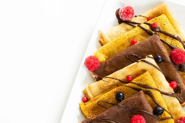 Pfannkuchen Mit Gefrorenen Beeren Und Schokolade Weißer Hintergrund — Stockfoto
