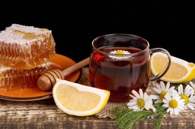 bal ve beyaz zemin üzerine limon ile çay