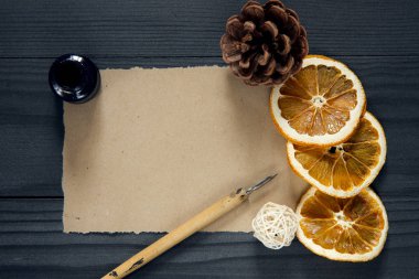 Noel arka plan. Kartpostal bir kalem ve mürekkep koyu ahşap arka plan üzerinde bir yılbaşı kompozisyonu ile. Üstten görünüm alanı Kaydet.