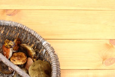 Retro sepeti ahşap arka plan üstten görünüm üzerinde yabani mantar hasat / sonbahar lezzetleri yemek