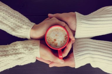 köpüklü kapuçino tarçın, iki kişi elinde / aşk lezzet kucaklama ısınma