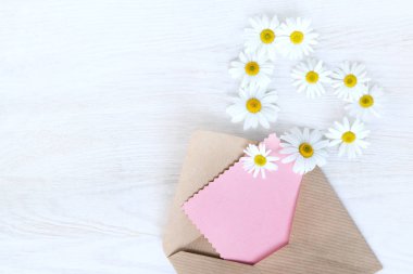 düz lay ile papatya yukarıdan görünüm dışında kapalı uçan kağıt, bir açık mektup 