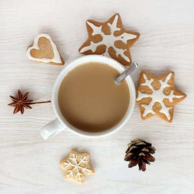 Ev yapımı kurabiye lüks ortamda bir içkiyle beyaz kupa / Noel atmosferini ısınma