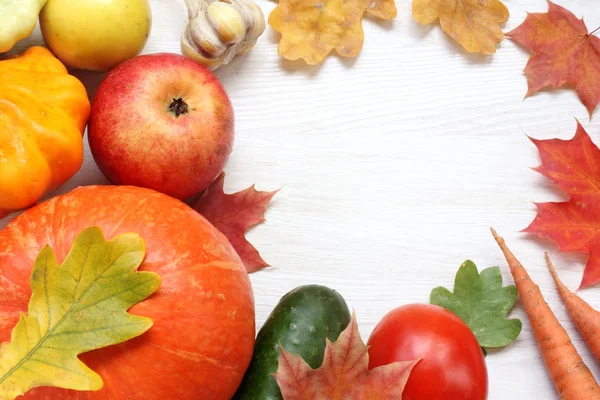Set Mit Frischem Gemüse Und Obst Auf Einem Hellen Tisch — Stockfoto