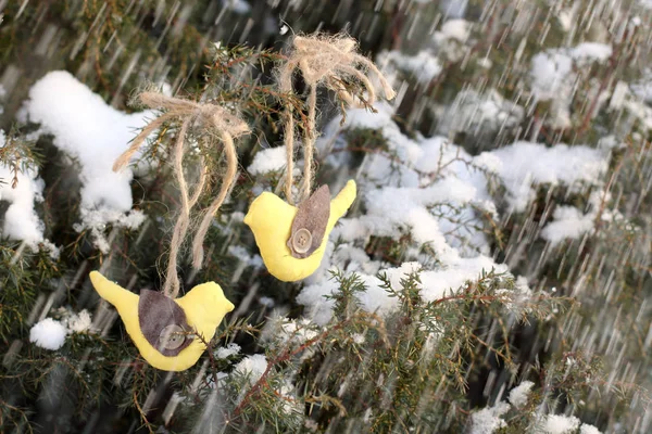 Χριστουγεννιάτικο Δέντρο Διακοσμημένο Χειροποίητα Μαλακά Παιχνίδια Εξωτερικούς Χώρους Χειμώνα — Φωτογραφία Αρχείου