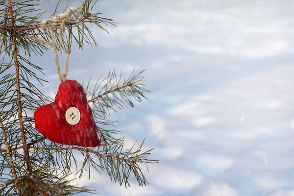 Árbol Navidad Decorado Con Juguete Suave Forma Corazón Nieve Invierno — Foto de Stock