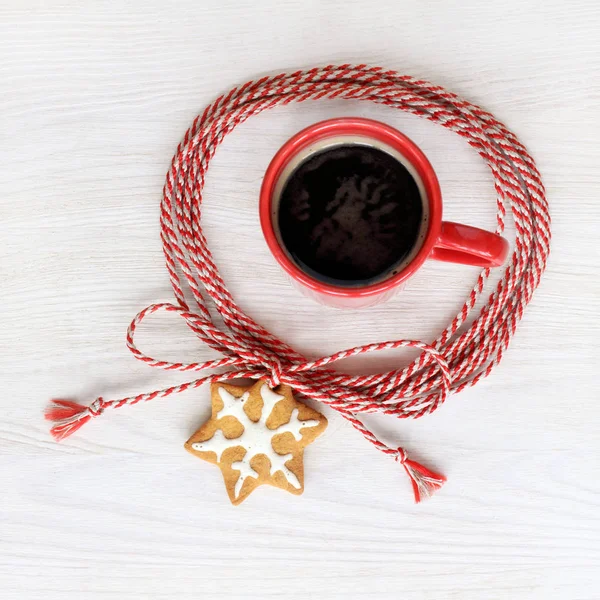 Red Mug Black Coffee Decorated Bow Carrot Ginger Painted Top — Stock Photo, Image