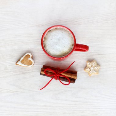 gingerbread ile köpüklü kahve ve tarçın top görünümü / İçecek şenlikli bir ruh hali ile