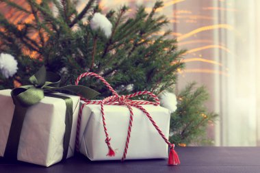 hediyeler ile şenlikli şerit ve ağaçlar arka plan üzerinde yalan ve uçan ışıklar yay / atmosfer Merry Christmas