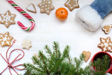 nesneleri ve doğal şenlikli Noel ağacı üstten görünüm düz düzen / hediyeler ve yeni yıl şaşırtıyor