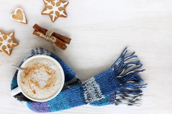 Kahveyle süt frothed ve şekil hafif ahşap yüzey top çerezleri göster / lezzet ısınma atmosferde tatil