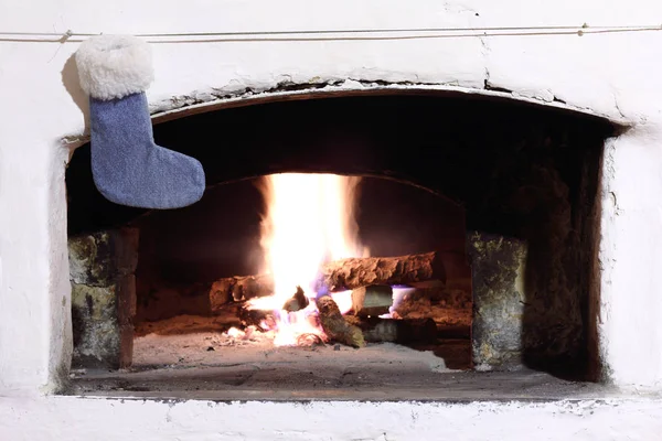 Botas Fiesta Suave Secado Una Cuerda Fondo Del Viejo Horno —  Fotos de Stock