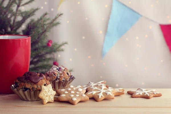Celebratory Chocolate Cupcakes Berries Cookies Figure Background Red Mug Green — Stock Photo, Image