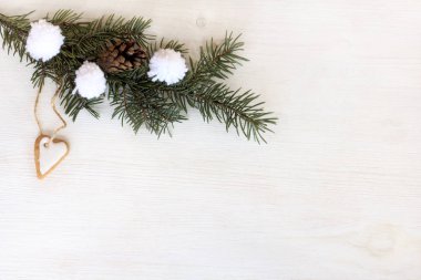 yeşil Noel ağaç dalı şeklinde / favori kış tatili gingerbread kalp ile dekore edilmiş