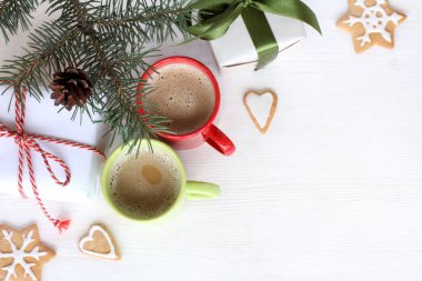 bir kırmızı ve yeşil kupa, zencefil çerezleri ve üstten görünüm Noel ağacı ile çevrili / Festival köpüklü kahve kahve molası yeni yılda ev