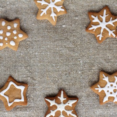 düz dokuma kumaş keten üstten görünüm / iştah açıcı lay şekil çerezleri lezzetli yıldız çerçeve
