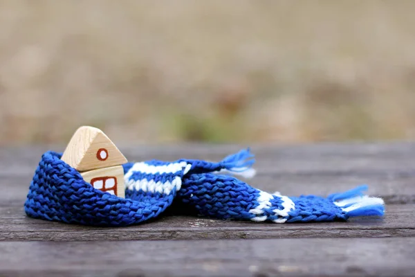 Speelgoed Huis Met Een Venster Een Dak Een Blauwe Sjaal — Stockfoto
