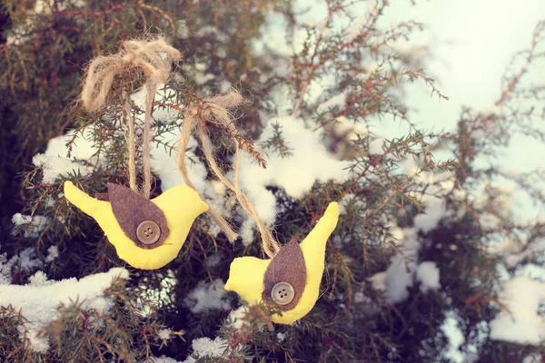 Μαλακά Παιχνίδια Χριστούγεννα Ένα Πραγματικό Πράσινο Δέντρο Που Καλύπτονται Χιόνι — Φωτογραφία Αρχείου