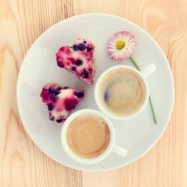 sweet ile iki bardak köpüklü kahve kalp şeklinde pasta / romantik Sevgililer Günü'nde Toplantı