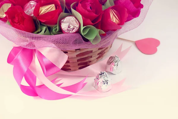Idée Panier Vacances Avec Des Bonbons Sous Forme Fleurs Bouquet — Photo