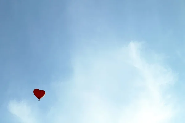 ハートの形をしたバルーンが青空に飛んで バレンタインの旅 — ストック写真