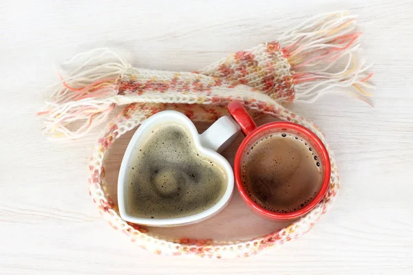 カップル カップ飲み スカーフ トップ ビューをラップして一緒に つのコーヒー ブレークを温暖化 — ストック写真