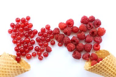 kırmızı meyveler gözleme koniler ahşap masa lambası kalpler şeklinde dışarı strewed / ateşli aşıkların toplantı gün