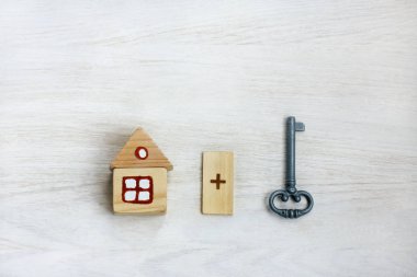 ahşap model house artı hafif ahşap yüzey üstten görünüm üzerinde anahtar / bireysel İnşaat Emlak